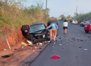 Batida entre dois carros deixa seis feridos em estrada vicinal no interior de SP