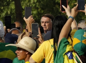 Bolsonaro quebra o silêncio e fala com apoiadores no Alvorada