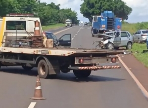 Casal fica preso às ferragens em colisão frontal entre carros em rodovia de Piraju