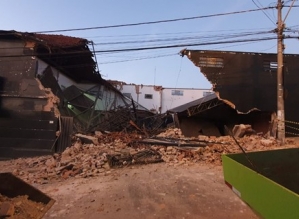 Parte de prédio desaba e destroços interditam rua de Botucatu