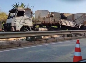 Passageira morre após ser arremessada para fora de carreta em acidente na Raposo Tavares