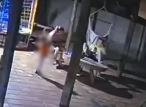 Criança de 2 anos pega arma do pai e mata mãe