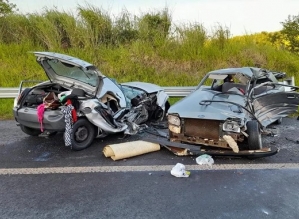 Acidente com carros e caminhão causa morte e deixa feridos em avenida de Piraju