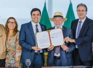 Lula sanciona lei que restringe uso de celular em escolas