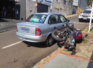Motociclista morre após ser atingido por caminhão em cruzamento no Centro de Botucatu