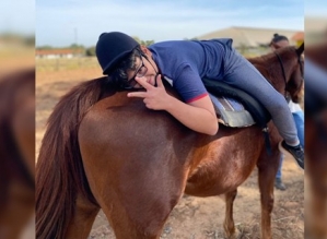 Mãe e filho com autismo fortalecem vínculo afetivo por meio de terapia com cavalos em Avaré