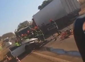 Motorista morre ao tentar fazer ultrapassagem e bater de frente com carreta na no interior de SP