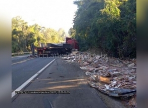 Carreta carregada com 11 toneladas de piso cerâmico tomba em rodovia de Avaré