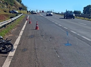 Motociclista morre após ser atropelado por caminhão em rodovia no interior de SP