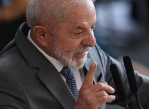 Americanos tentam criar “imagem de demônio”, diz Lula sobre tarifaço de Trump