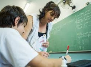 Ter professor que atua em apenas uma escola favorece desempenho de alunos