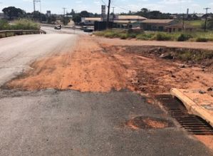 Recém-asfaltada Avenida já apresenta problemas estruturais