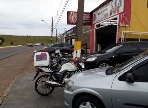 Pedestres reclamam de carros em cima de calçadas na Avenida Anápolis