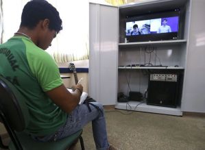 Estudantes da rede estadual de SP terão aulas por TV aberta e celular