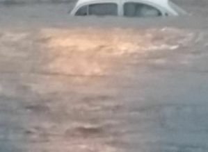 Mulher é resgatada por funcionários durante temporal em Avaré (Vídeo)