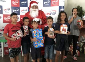 Crianças do Nocaija recebem presentes arrecadados pela UniFSP