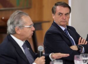 “Tira, porque eu estou apanhando muito”, disse Bolsonaro a Guedes