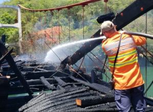 Incêndio destrói ponte Pênsil