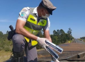 Polícia rodoviária apreende 500 mil maços de cigarros em rodovia de Itatinga