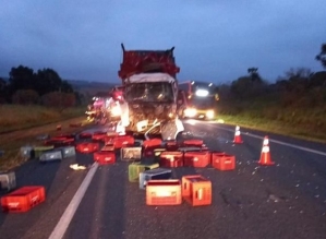 Motorista de caminhão fica ferido após colisão traseira em rodovia de Itaberá