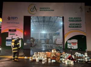Barracão de defensivos agrícolas pega fogo em Itaí
