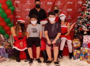 Natal das Crianças teve distribuição de brinquedos e Papai Noel chegando de paraquedas em Avaré