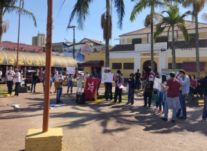 Manifestantes se reúnem em ato contra Bolsonaro