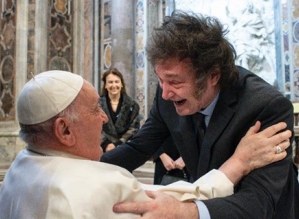 Milei encontra Papa Francisco e o abraça após chamá-lo de “representante do mal”