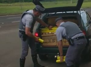 Adolescente de 16 anos é flagrado dirigindo carro lotado de maconha