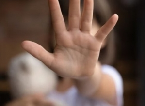 Abraçada a ursinho, namorada de garoto que matou família choca em depoimento: “Nem chorou”