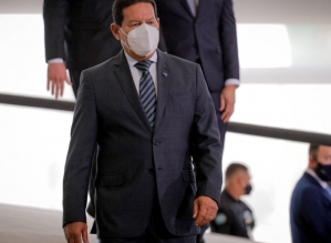 Mourão se aproxima de Moro, após ser esquecido por Bolsonaro