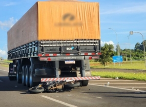 Motociclista morre após bater na traseira de carreta em rodovia de Botucatu