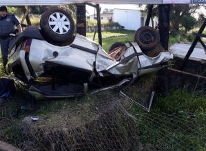 Motorista fica ferido após perder o controle de carro e bater na SP-255 Avaré