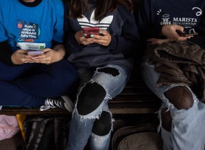 Menores de 14 anos deveriam ser proibidos de usar redes sociais? NÃO