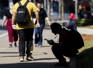 Percentual de jovens que não trabalham nem estudam cai a 18,5% e atinge 8,9 milhões no Brasil