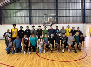 Prefeito Roberto Araujo acolhe alunos e reforça legado do professor Polenta no basquete de Avaré