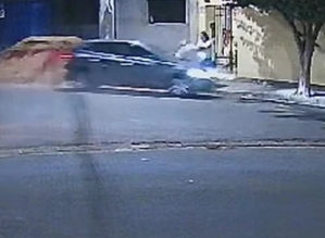 Idoso é arremessado ao alto após ser atropelado enquanto varria calçada na frente de casa