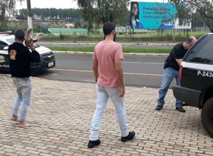 Ladrão se atrapalha com carro automático em tentativa de assalto e acaba preso