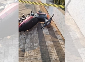 Motociclista morre ao bater em corda usada para interditar rua durante desfile cívico