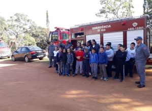 Bombeiros ministram palestra sobre queimadas a alunos de escola municipal