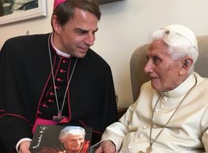 Vaticano nega que Bento XVI tenha doença degenerativa