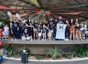 Grupo faz passeata contra crueldade a animais após cão amarrado em poste morrer carbonizado