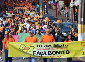 Passeata da campanha “Faça Bonito” reúne centenas de pessoas