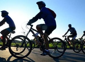 Passeio ciclístico da Vigilância Sanitária alerta sobre riscos da dengue
