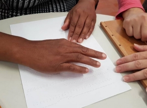 Oficina de Braile e projeto que promove integração social estão com inscrições abertas