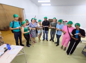 Pessoas com cegueira visitam fábrica de bolacha em Avaré