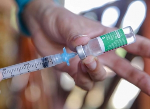 Capitais começam a paralisar vacinação com 1ª dose; frente cobra governo federal