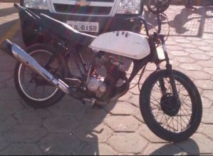 PM de Avaré flagra dois homens furtando motocicleta