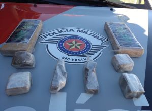 PM flagra idoso com “tijolos de maconha