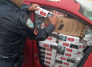 TOR prende dois por contrabando de cigarros, receptação de veículo roubado e uso de documento falso